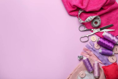 Leylak arka planında farklı dikiş malzemeleri var. Metin için boşluk