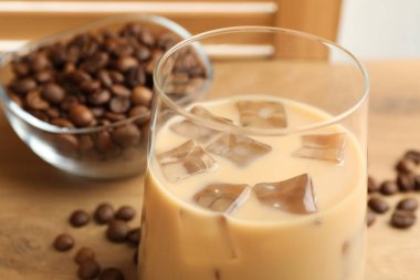 Bardakta kremalı kahve likörü, masada fasulye, yakın plan.