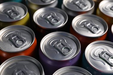 Arka plan olarak birçok alüminyum içecek kutusu, yakın plan