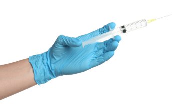 Tıbbi eldivenli doktor beyaz arka planda şırınga tutuyor, yakın plan.