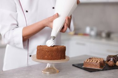 Mutfaktaki masada pasta yapan profesyonel pasta şefi, yakın plan.