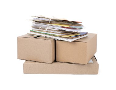 Beyaz zemin üzerinde farklı kağıt zarflar ve paketler yığını. Postane