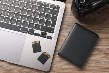 USB kablosu, kart okuyucuları, kamera ve dizüstü bilgisayarı olan sabit disk sürücüsü, düz konum