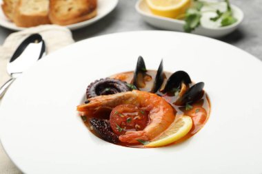 Masada servis edilen lezzetli deniz ürünleri çorbası, yakından.