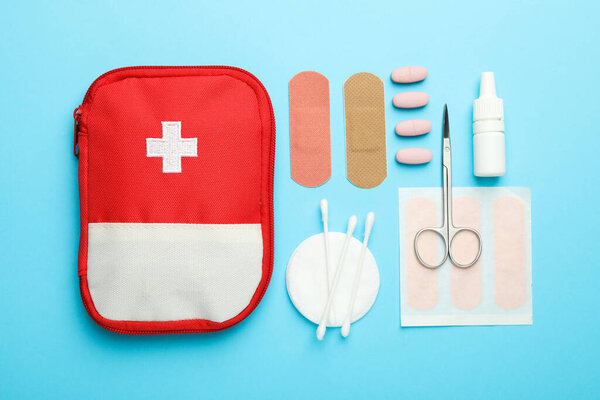 Плоская композиция с аптечкой на светло-голубом фоне