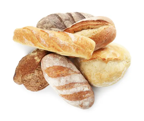 Farklı somunlar taze pişmiş ekmek beyaz, üst görünüm izole