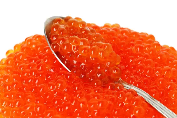 Lezzetli kırmızı havyarlı kaşık beyaza izole edilmiş.