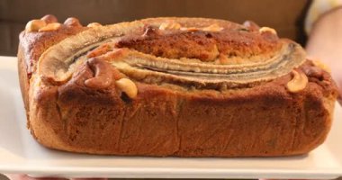 Fındıklı ev yapımı muzlu ekmek tutan kadın, yakın plan.