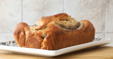 Tahtada nefis ev yapımı muz ekmeği, yakın plan.