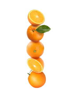 Taze sulu portakallar ve yeşil yapraklar beyaz arka plana dökülüyor