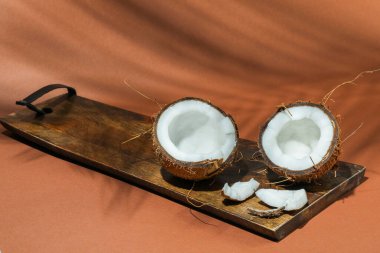 Taze hindistan cevizi ve gölge açık kahverengi arka planda tropikal palmiye, yakın çekim