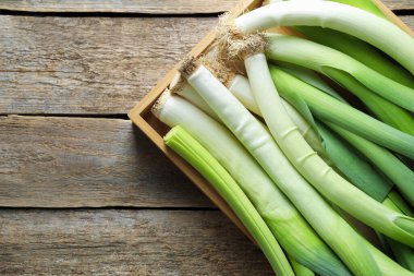 Tahta masada taze pırasalar, üst manzara. Metin için boşluk