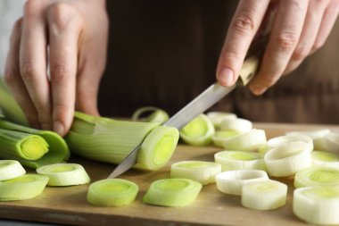 Masada pırasa kesen kadın, yakın plan.