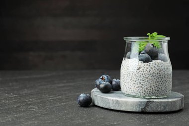 Yaban mersinli lezzetli chia pudingi ve gri desenli masada nane şekeri.