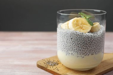 Muzlu ve naneli nefis chia pudingi. Ahşap masada, gri arka planda, yakın planda. Metin için boşluk