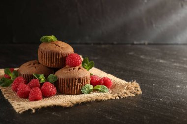 Ahududu ve nane aromalı nefis çörekler, koyu dokulu masa, yakın plan. Metin için boşluk