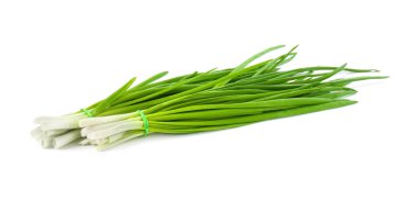 Beyaz üzerine izole edilmiş taze soğanlar.