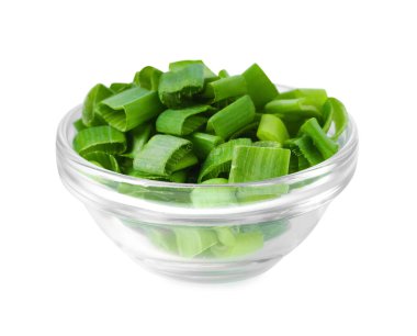 Taze doğranmış yeşil soğan beyaz kasede izole edilmiş.