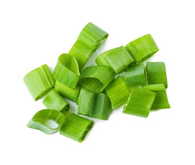 Taze doğranmış taze soğan yığını, beyaz manzarada izole edilmiş.