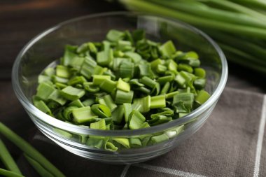 Tabakta taze taze soğan kes, yakın plan.