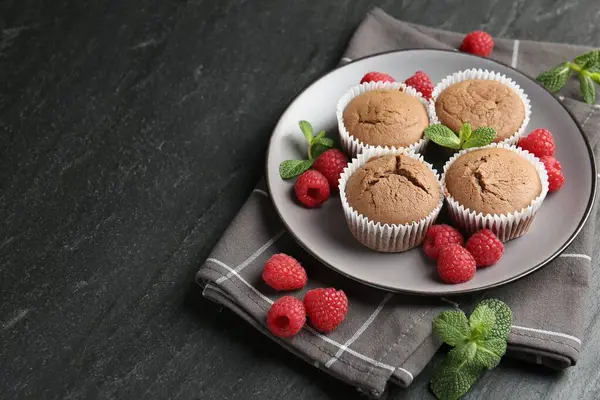 Ahududu ve nane aromalı nefis çörekler, koyu dokulu masa, yakın plan. Metin için boşluk