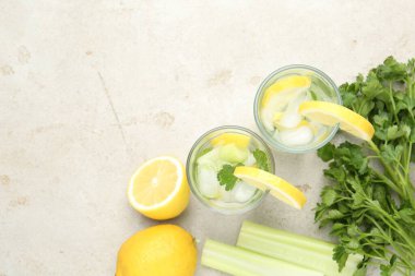 Maydanozlu, limonlu ve kerevizli sağlıklı bir içecek. Metin için boşluk