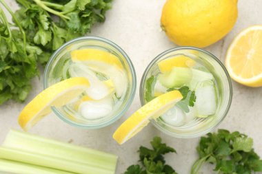 Maydanozlu, limonlu ve kerevizli sağlıklı bir içecek.