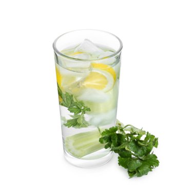 Beyaz arka planda maydanozlu, limonlu ve kerevizli sağlıklı içecek