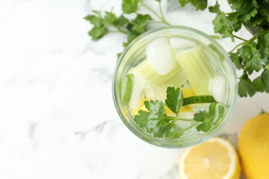 Maydanozlu, salatalıklı, kerevizli ve limonlu sağlıklı bir içecek. Metin için boşluk