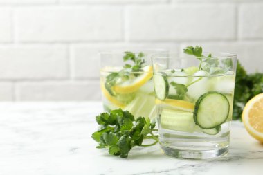 Maydanozlu, salatalıklı, limonlu ve kerevizli sağlıklı bir içecek. Metin için boşluk