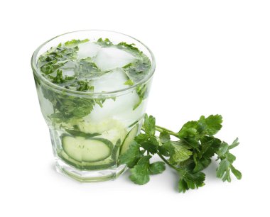 Maydanozlu sağlıklı bir içecek ve beyaz arka planda salatalık.