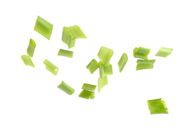 Taze taze soğan kes beyazda izole edilmiş