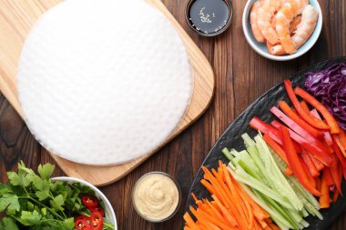 Yenebilir pirinç kağıtları ve malzemeler ahşap masada, düz yerde.