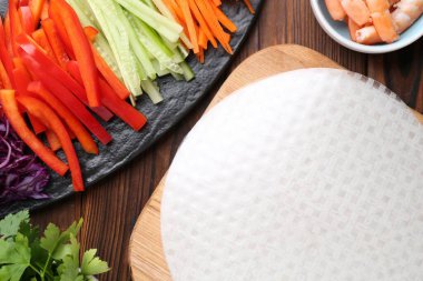 Yenebilir pirinç kağıtları ve malzemeler ahşap masada, düz yerde.