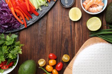 Yenilebilir pirinç kağıdı çerçevesi ve ahşap masa üzerindeki malzemeler düz. Metin için boşluk