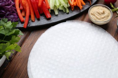 Yenebilir pirinç kağıtları ve malzemeler ahşap masada, üst tarafta.