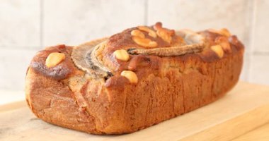 Tahtada nefis ev yapımı muz ekmeği, yakın plan.