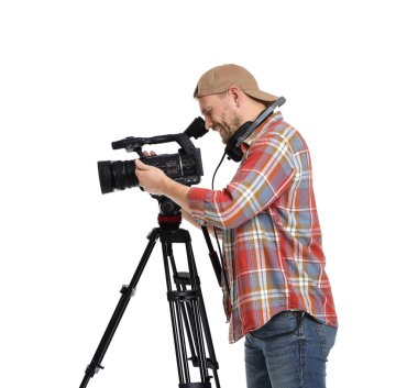Beyaz arka planda profesyonel video kamerası olan adam.