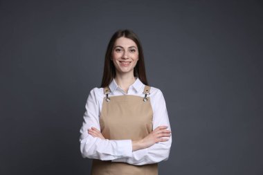 Gri arka planda gülümseyen baristanın portresi