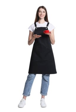Beyaz arka planda bir fincan sıcak içecekle gülümseyen barista.