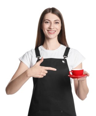 Beyaz arka planda bir fincan sıcak içeceğe işaret eden gülümseyen baristanın portresi