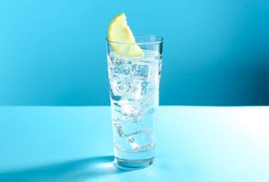 Limonlu soda ve açık mavi arka planda buzlu cam.