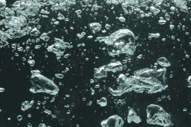 Koyu arkaplanda birçok su kabarcığı, yakın plan