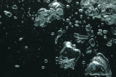 Siyah arkaplanda birçok su kabarcığı, yakın plan