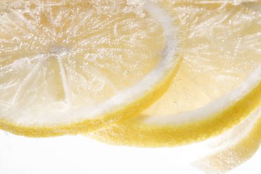 Limon dilimli soda, beyaz arka planda, yakın plan.