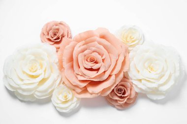 Beyaz arka planda güzel kağıt çiçekler, düz uzanmış