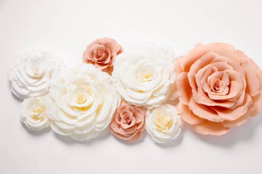 Beyaz arka planda güzel kağıt çiçekler, düz uzanmış