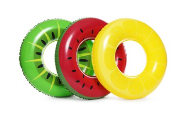 Beyaz arkaplanda farklı renkli şişirilebilir halkalar