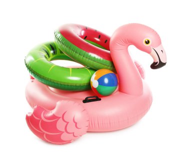 Farklı renkli şişirilebilir halkalar ve beyaz arkaplanda top