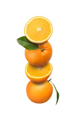 Taze sulu portakallar ve yeşil yapraklar beyaz arka plana dökülüyor